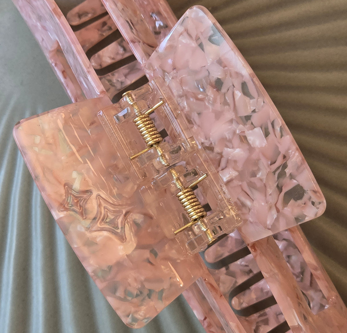 Emily XL claw clip in pink and clear, close-up of the sparkly acetate and spring hinge